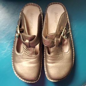 Alegria bronze metallic slides, size 6 / 36